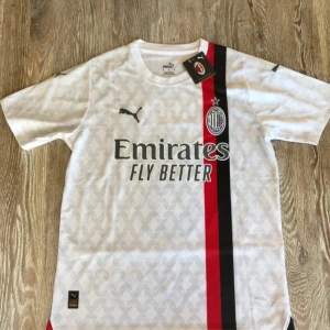 Ac milan tröja (Limited edition) - Riktigt fett inför varma dagar och för att se riktigt fett ut. Tröjan är sälsynt säljs inte mer alltså Limiterad, fråga mig i dms om de nåt grabbar🙌🏼🤩