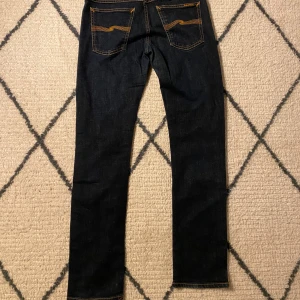 Nudie jeans - Säljer dessa fräscha nudie jeans I w30 l32 skit snygga och helt nya kom privat för fler frågor och funderingar!