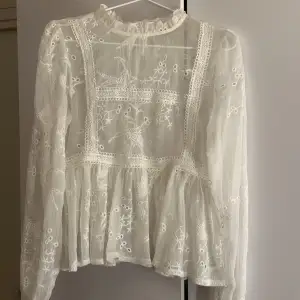 Super söt spets blus ifrån NA-KD köpt för några år sedan men bara kommit till använd nån enstaka gång! Jätte fint skick 🩷