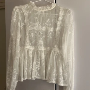 Spets blus  - Super söt spets blus ifrån NA-KD köpt för några år sedan men bara kommit till använd nån enstaka gång! Jätte fint skick 🩷