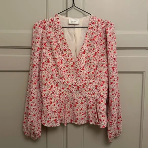 Blommig somrig blus  - Supersøt somrig blus från Neo Noir med snygg passform. Oanvänd! 🌸