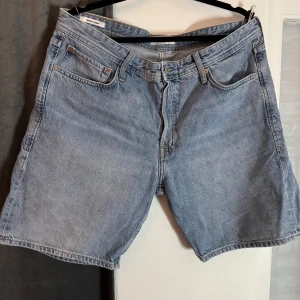 Jorts från Jack&Jones - !KOLLA BIO INNAN KÖP! Säljer dessa jorts som aldrig kommit till användning pga fel storlek. Köptes här på Plick innan. Designen är Loose/Chris. Storlek XL men passar till och med S med skärp!