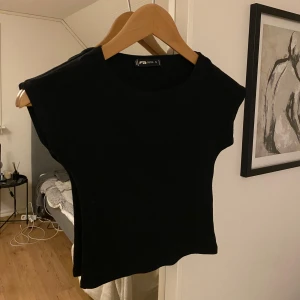 Svart topp - Jätte skön svart kortärmad topp från new yorker🩷