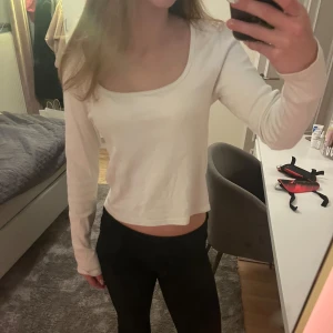 Vit långärmad topp - Säljer en stilren vit långärmad topp med rund halsringning från brandy melville 💕