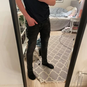 Jeans, Nudie  - Snygga svarta jeans från Nudie med passformen Grim Tim. De är andvända ett fåtal gånger. De har storleken W28 L30. Hör av er vid intresse, pris kan alltid diskuteras!