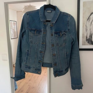 Jeansjacka - Fin jeansjacka från vero moda som inte kommer till användning längre men är i fint skick🩷