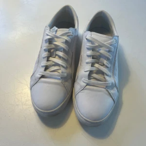 Vita sneakers från Tommy Hilfiger - Snygga vita sneakers från Tommy Hilfiger med klassisk design och snörning. Skorna har en diskret logga på sidan och en bekväm passform. Perfekta för en stilren look. Bara använda 2-3gg och är i nytt skick.