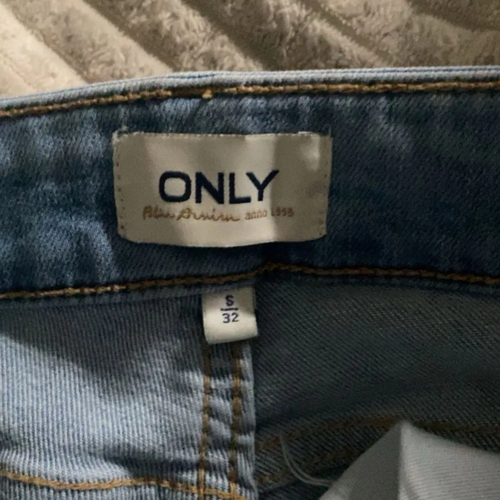 Snygga ljusblå lowwaist bootcut jeans från ONLY. Stl S 32, 36cm midjemått och 81cm innerbenslängd. Väldigt stretchigt material💞 byxorna är sprillans nya, har endast testat! Vill sälja de så fort de går🥰säljer de även på Vinted för samma pris!. Farkut & Housut.