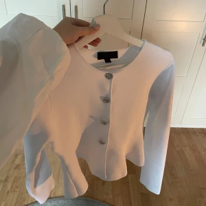 volangkofta Zara - superfin kofta med volang nertill och silver knappar från Zara, storlek s helt oanvänd med lappen kvar!! 💓💓