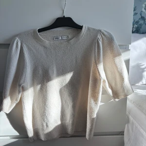 Beige tröja från ONLY - Säljer en beige stickad tröja från ONLY. Tröjan har trekvartsärmar och en rund halsringning. Hör av er vid intresse 🤗