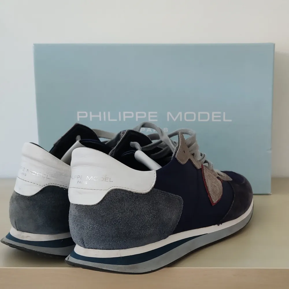 Riktigt snygga skor från Philippe Model. skorna är i fint skick men teken på användning. Box och lapp följer naturligt vis med. Ny pris 3300 mitt pris 1180kr. priset kan diskuteras vid snabb affär. Tvecka inte på att skriva om ni har några frågor!. Kengät.