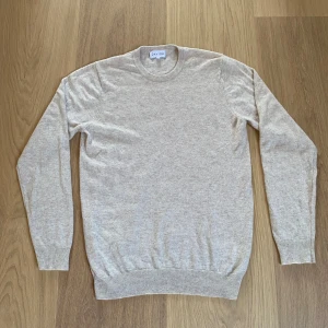 Beige kashmirtröja från Davida 🙌NYSKICK🙌 - Säljer nu  en lyxig beige kashmirtröja från Davida i  🙌nyskick🙌. Tröjan är bara använd ett fåtal gånger. Det finns inga tecken på användning. Materialet är extremt bekvämt och exklusivt. nypris ligger runt 3000kr!!. Tveka inte på att höra av er vid frågor eller funderingar.