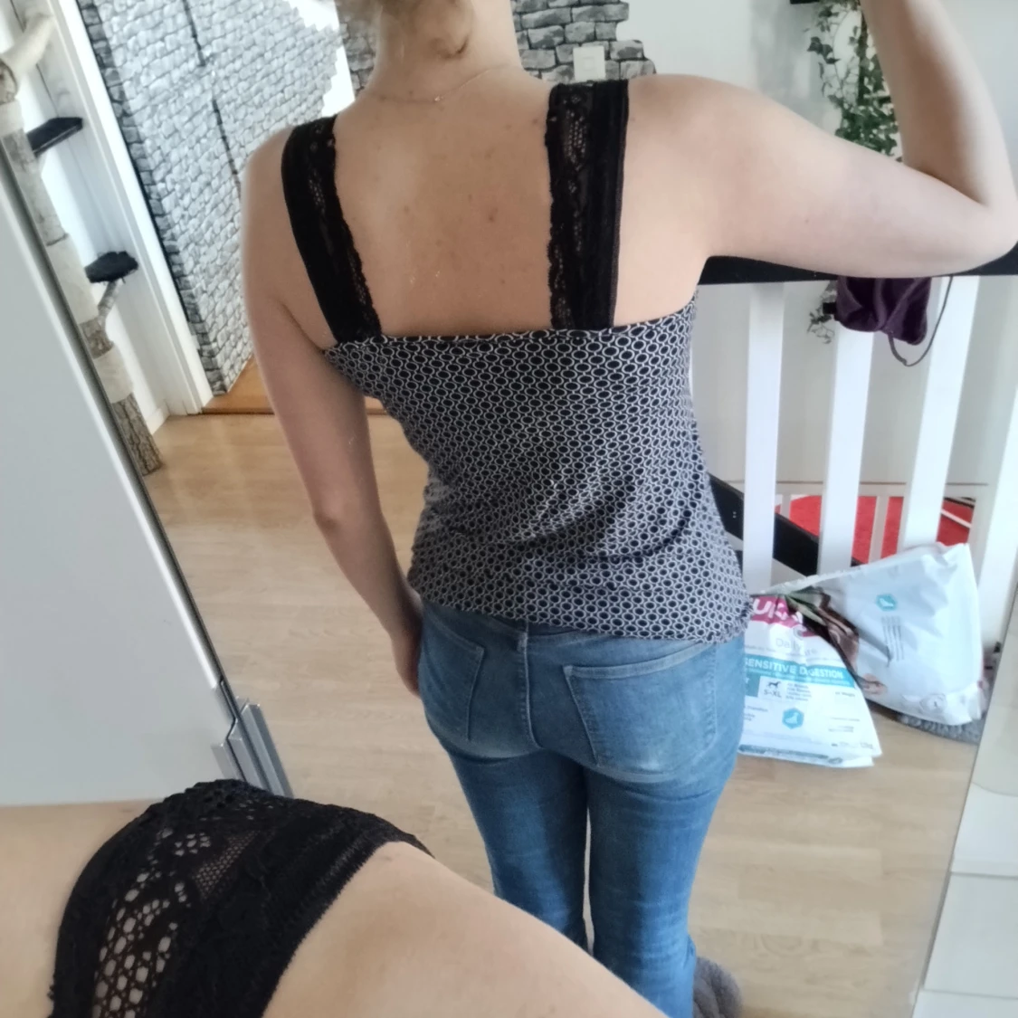 Svart och vit linne med spetsdetaljer - 1