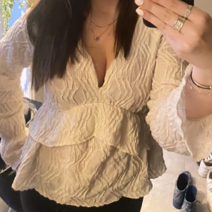 Blus  - Superfin blus från Gina tricot i strl s, har något hål längst ner på ärmen men bortsett från det är den i nyskick💕nypris 400 kr!