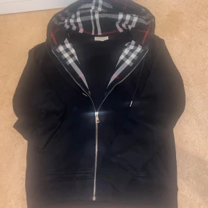 Burberry tröja  - Snygg burberry hoodie i storlek M passar perfekt till en avslappnad stil. Tröjan är i bra skick 