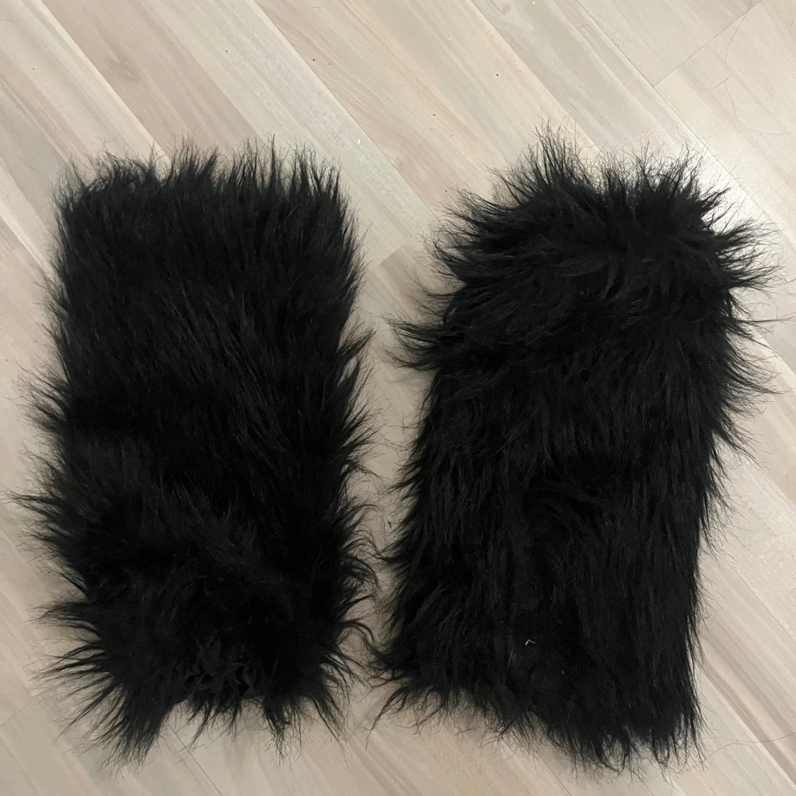Svarta fluffiga benvärmare