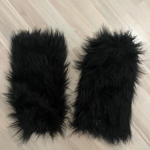 Svarta fluffiga benvärmare - Säljer ett par svarta benvärmare som är knappt använda