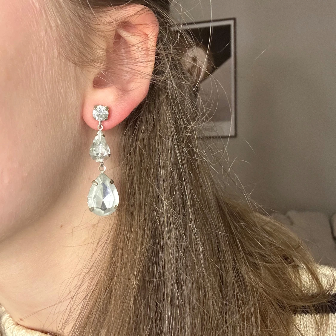 örhängen med droppformade stenar