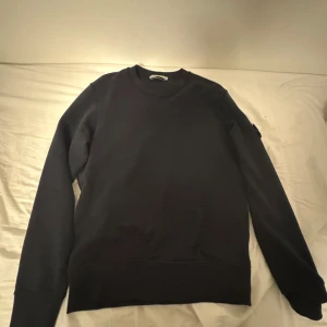 Stone island tröja S mörk blå - Använd cirka 2 gånger och precis som en ny,den har mest hängt i garderoben eftersom den inte passar mig bra. NK kvitto finns och aldrig blivit tvättad. Den har blivit vädrad dock som är ett sätt att få bort lukter från klädesplagg.  Kan också skicka med tvätt lapp som visar hur man tvättar den. Storlek small. Pris diskuteras vid snabb affär