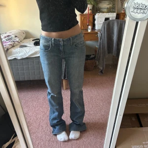 Snygga lågmidjade jeans - Lågmidjade jeans från forever pink! I storlek 29/M. Köpta här på plick💕