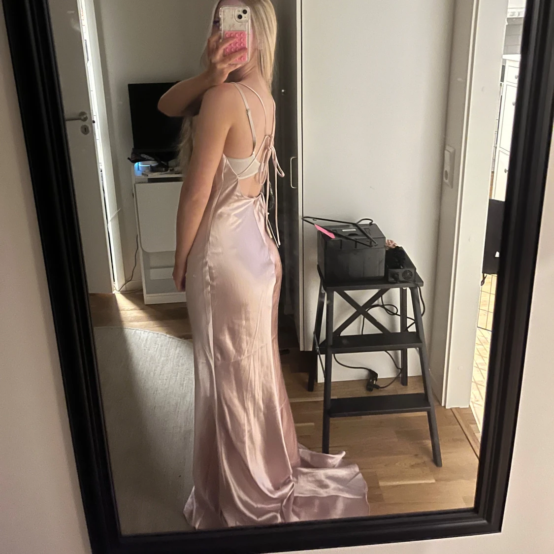 Ljusrosa sidenklänning med slits. Cowl neck bal klänning - 3