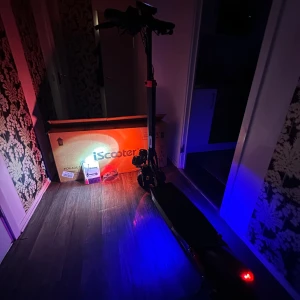 Elscooter IX4 - Tjena! Säljer en iscoooter ix4. Denna scooter är i nyskick och är bara använd 1 gång. Jag fick den denna vecka och känner att den inte just passar in i mig, därför vill jag sälja den. Scootern kommer med kartong, extra slang och dessutom en extra nyckel. Den åker upp till hela 45 km/h vilket är en bra scooter som tar dig från punkt A till B. Stötdämpare finns på scootern och det ger dig en smidig känsla på där du åker den. Som sagt scootern är i nyskick och vill bli av med den så fort som möjlig