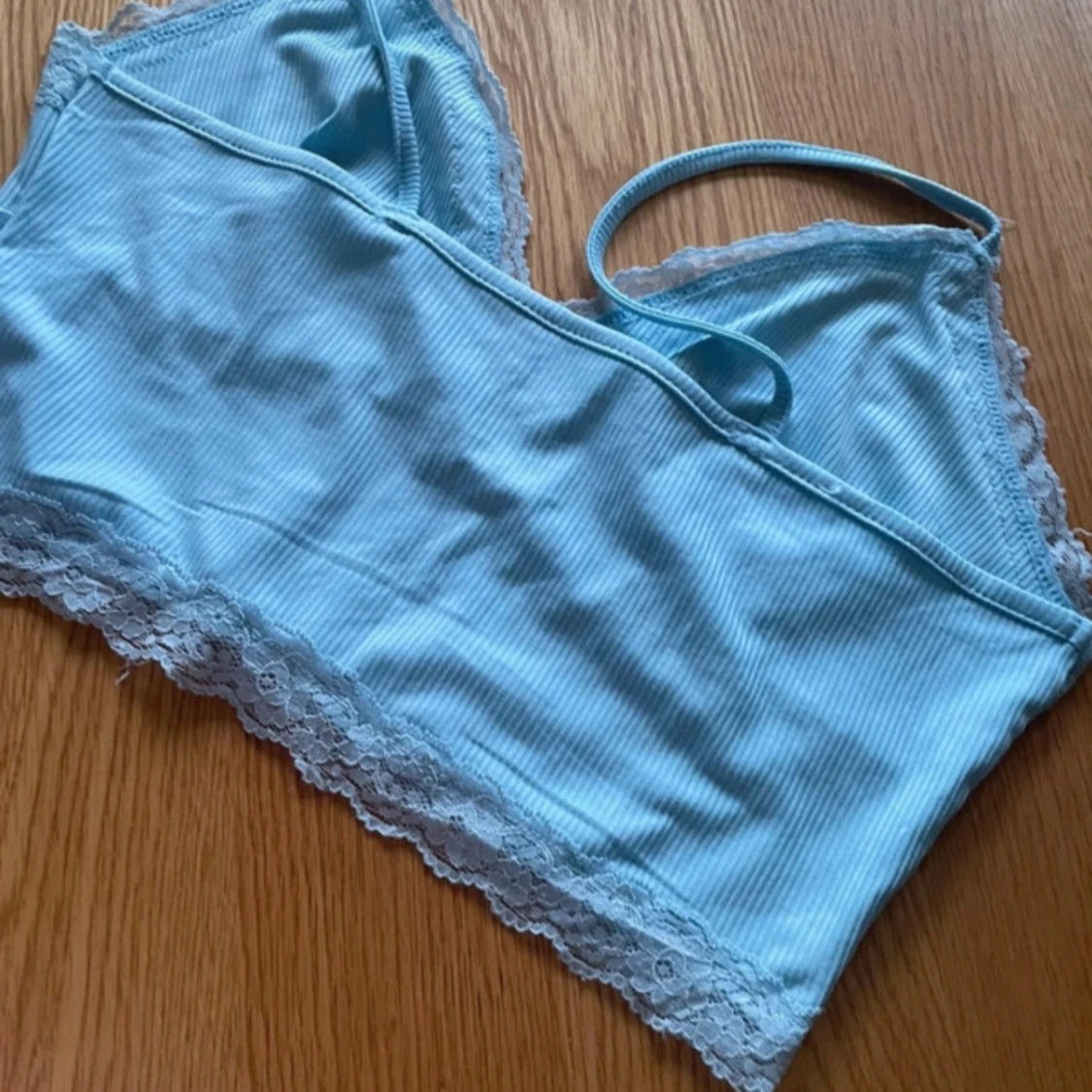 Ljusblå ribbad linnetopp med spetsdetaljer - 2