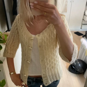 Trekvartsärmad kofta  - Jättefin trekvartsärmad kofta! storlek M men passar mig som har S 🥰