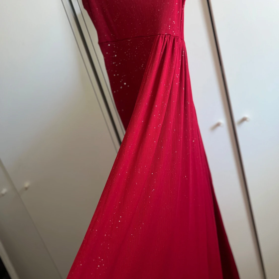 Röd glittrig långklänning - 3
