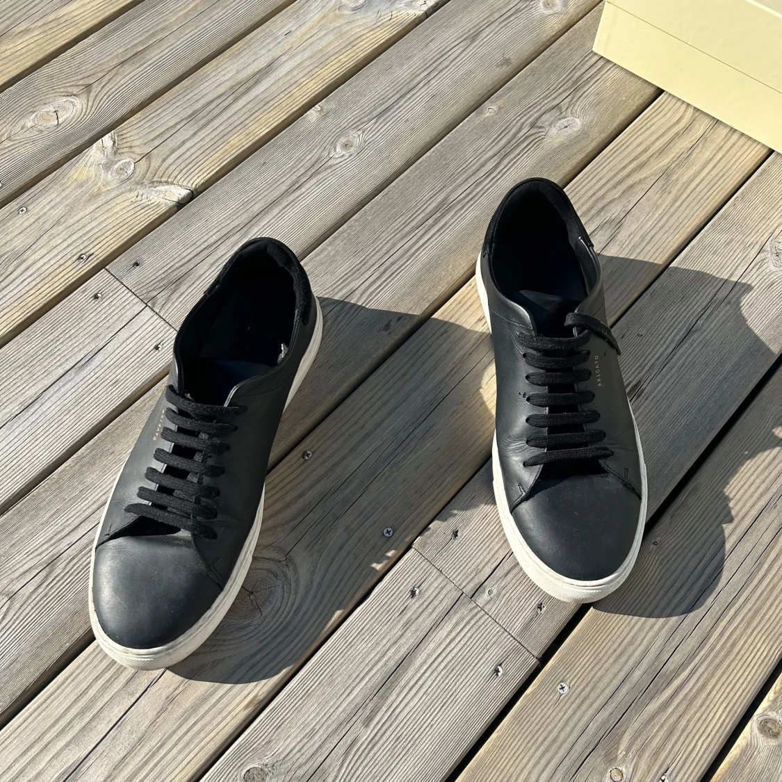 Svarta och vita sneakers från Axel Arigato - 3