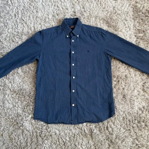 Morris Skjorta - Tjo! En riktigt stilren Morris skjorta i marinblått. Perfekt till sommaren. Skick 10/10. Pris kan diskuteras 🌟