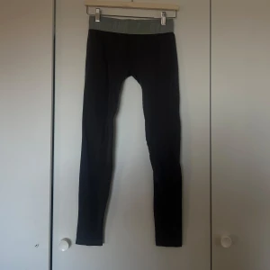 Träningsbyxor  - Snygga svarta leggings med en kontrasterande grå midja. Perfekta för både träning och avslappnade dagar. De har en tight passform och är lite lägre i midjan🫧