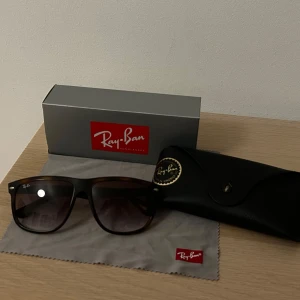 Ray-Ban Boyfriend  - Tja säljer min riktigt snygga Ray-Ban Boyfriends. De är i väldigt bra skick utan några tecken på användning och är perfekt nu inför sommaren. Nypris 1999kr, hör av er ifall ni undrar över något.