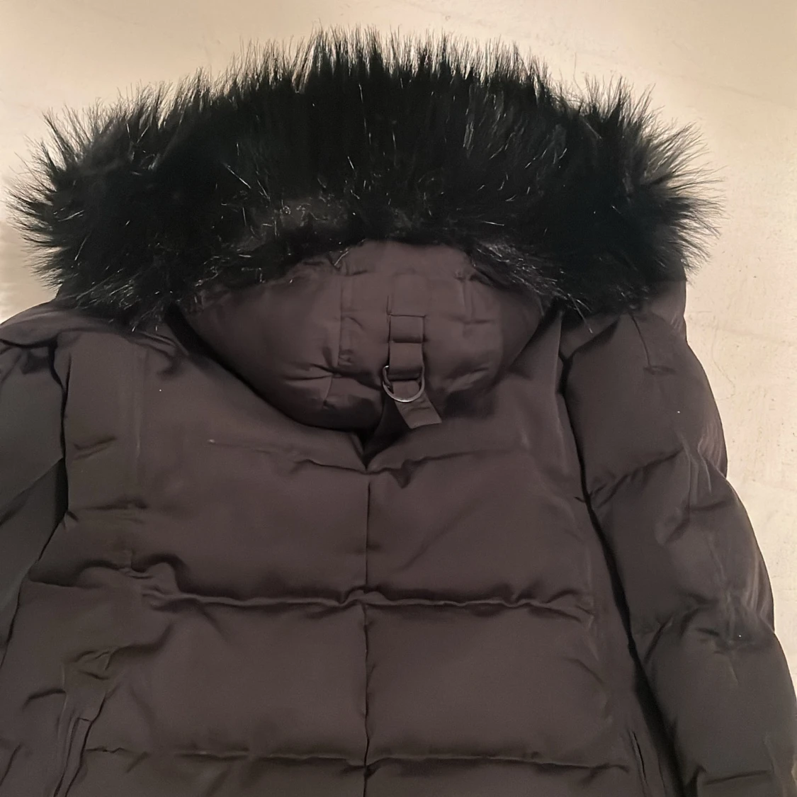 Svart dunjacka med fuskpäls - 1