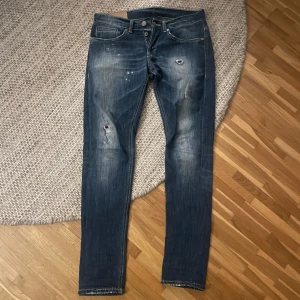 Dondups med slitningar - Hallå hallå, säljer nu dessa riktigt feta jeansen från dondups  med slitningar. De har en klassisk femficksdesign och en knappgylf. Gör din outfit snäppet fetare direkt!!🤝😄✨✨