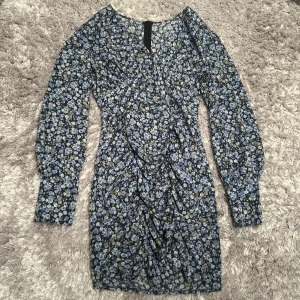 Blommig klänning - Fin blommig klänning! Fint skick!