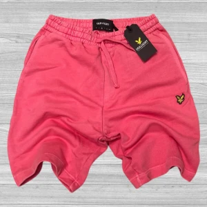 Lyle & Scott shorts - Säljer ett par helt nya Lyle & Scott shorts i färgen rosa. Lappar följer. Perfekta shorts inför sommaren!🩷🩳 