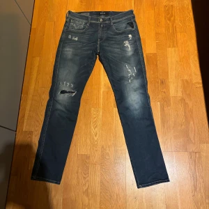 Replay anbass - Tja! Säljer mina replay anbass i storlek 32/32. Köpta på Åhlens för 1700 för ett par månader sen så dem är i bra skick. Priset ej hugget i sten. Hör av dig vid minsta fundering//Algot