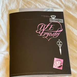 IVE - i’ve empathy  - IVE - I'VE Empathy album Inkluderar allt som medföljer utan Pc. Såsom fotobok, CD och diverse tillbehör som visas på bilderna. Skivan aldrig spelad 