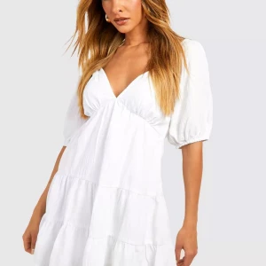 Vit kortklänning med v-ringning - Oandvänd klänning som passar perfekt till skolavslutningen! I storlek S, och lappen är kvar.