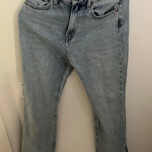 Blå jeans med rak passform - Snygga blå jeans med rak passform och klassisk design. De har en dragkedja och knapp framtill samt fem fickor. Perfekta för en avslappnad stil.