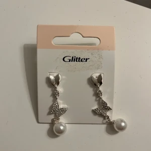 gulliga örhängen - såå söta örhängen från glitter💗 fick i present men har aldrig använt så helt nya!! 