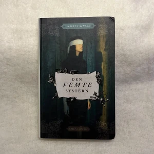 Den femte systern - Boken 'Den femte systern' av Mårten Sandén är en spännande roman. Utgiven av Rabén & Sjögren, boken lovar en fängslande läsupplevelse.