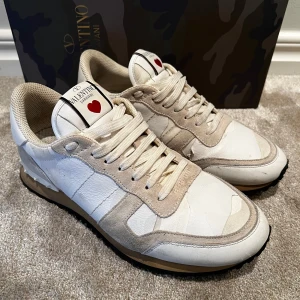 Vita Valentino rockrunner - Skick: 8/10, har en fläck - Storlek: 42 - endast skorna fås med - nypris: 6400kr+