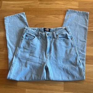 Ljusblå jeansbyxor från Dickies - Snygga ljusblå jeansbyxor från Dickies i storlek W27. Klassisk design och nästan aldrig använda.