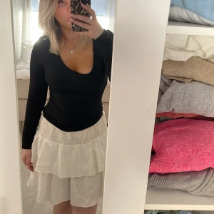 Vit kjol från Shein - Säljer en söt vit kjol från Shein med volangdetaljer. Använd flitigt ❤️