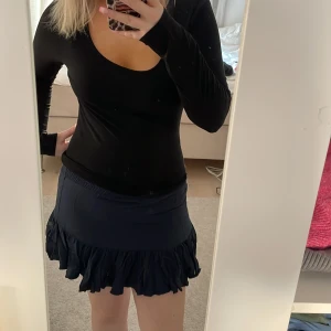 Svart kortkjol med volang - Snygg svart kortkjol från 157 med volangdetaljer❤️ köp köp köp 