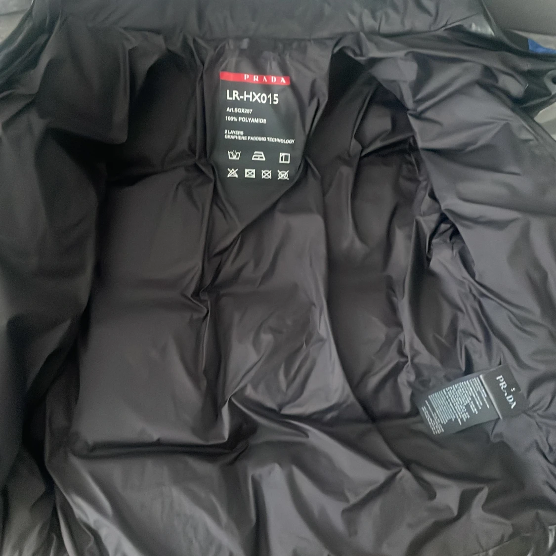 Blå och svart pufferjacka från Prada - 1