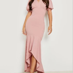 Rosa långklänning från boohoo  - Elegant rosa långklänning med puffiga kortärmar och v-ringad hals. Klänningen är använd 1 gång och är i storlek S men passar bra i M också! 🩷