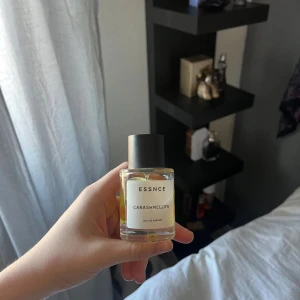 Parfym Essnce Carashmellow - Säljer en flaska Essnce Carashmellow parfym. Flaskan är genomskinlig med en svart kork och innehåller en gyllene vätska. Perfekt för den som älskar söta och mjuka dofter. 85% kvar i flaskan.